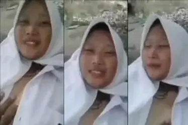 Genjot Gadis SMA di Batu Sungai Jembut Lebat Basah Gila